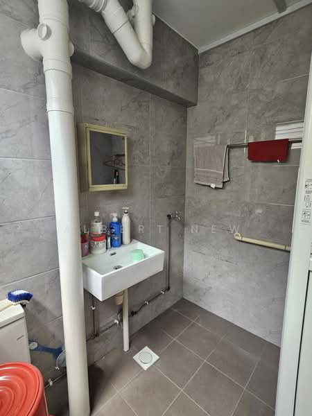 119 Teck Whye Lane, 119 Teck Whye Lane, 3 Bedrooms, 1,119 sqft, HDB Flat For Sale, by Albert New, 500218195 - Master Bathroom - PropertyGuru.com.sg