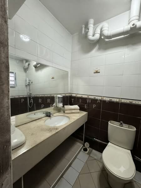 312 Sembawang Drive, 312 Sembawang Drive, 4 Bedrooms, 1,302 sqft, HDB Flat For Sale, by Parry Tiwari Pradeep, 500218201 - Bathroom - PropertyGuru.com.sg