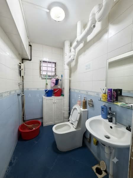 312 Sembawang Drive, 312 Sembawang Drive, 4 Bedrooms, 1,302 sqft, HDB Flat For Sale, by Parry Tiwari Pradeep, 500218201 - Bathroom - PropertyGuru.com.sg