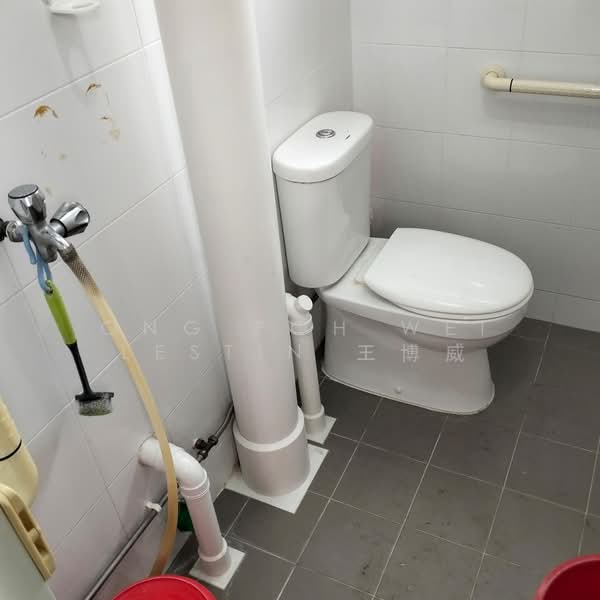 379 Clementi Avenue 5, 379 Clementi Avenue 5, 2 Bedrooms, 882 sqft, HDB Flat For Sale, by Ong Poh Wei Lestin 王博威, 500218215 - Bathroom - PropertyGuru.com.sg