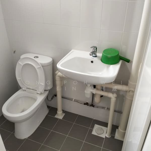 379 Clementi Avenue 5, 379 Clementi Avenue 5, 2 Bedrooms, 882 sqft, HDB Flat For Sale, by Ong Poh Wei Lestin 王博威, 500218215 - Bathroom - PropertyGuru.com.sg