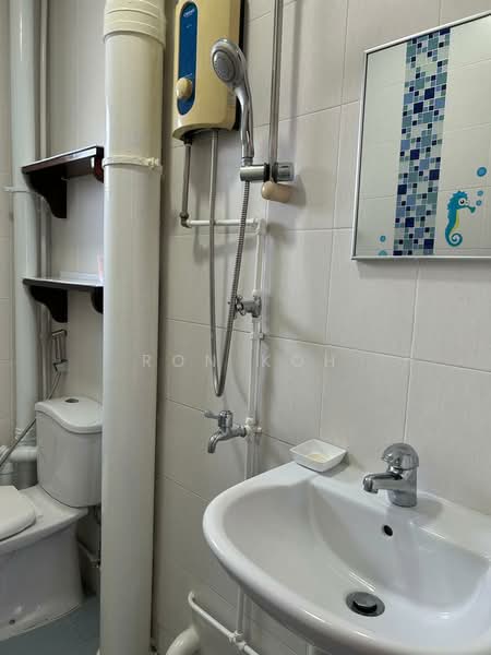 113 Pending Road, 113 Pending Road, 2 Bedrooms, 786 sqft, HDB Flat For Rent, by Ron Koh, 500218229 - Bathroom - PropertyGuru.com.sg
