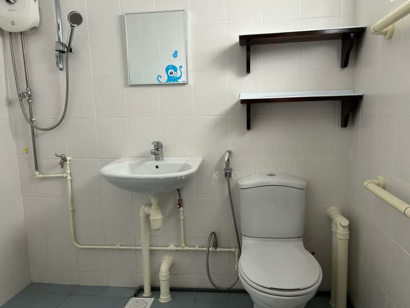 113 Pending Road, 113 Pending Road, 2 Bedrooms, 786 sqft, HDB Flat For Rent, by Ron Koh, 500218229 - Bathroom - PropertyGuru.com.sg