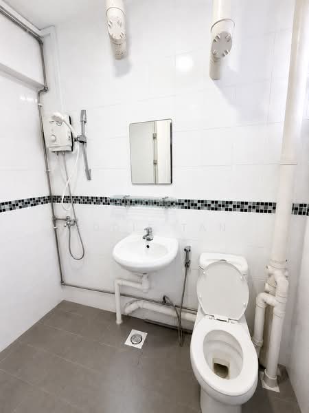 209 Tampines Street 21, 209 Tampines Street 21, 3 Bedrooms, 1,119 sqft, HDB Flat For Sale, by Eddie Tan, 500218239 - Master Bathroom - PropertyGuru.com.sg