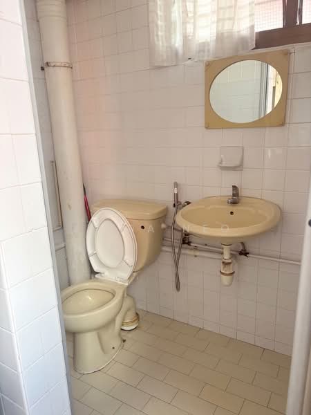 166 Bishan Street 13, 166 Bishan Street 13, 2 Bedrooms, 904 sqft, HDB Flat For Rent, by Linda Neo, 500218245 - Bathroom - PropertyGuru.com.sg