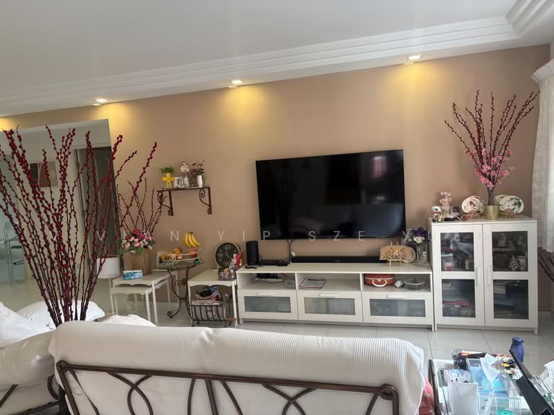 326 Tampines Street 32, 326 Tampines Street 32, 4 Bedrooms, 1,593 sqft, HDB Flat For Sale, by Vivian Yip Sze Yuen, 500218311 - Living Room - PropertyGuru.com.sg