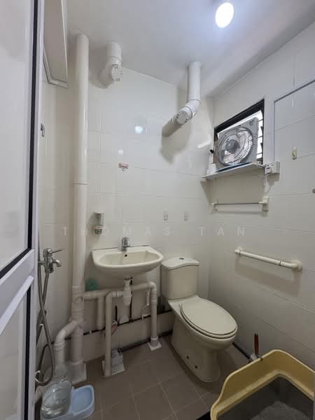 426 Bedok North Road, 426 Bedok North Road, 2 Bedrooms, 721 sqft, HDB Flat For Sale, by Thomas Tan, 500218405 - Bathroom - PropertyGuru.com.sg