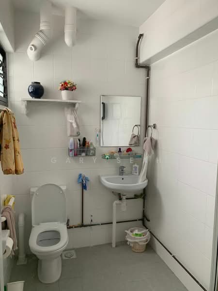 516 Jurong West Street 52, 516 Jurong West Street 52, 2 Bedrooms, 796 sqft, HDB Flat For Sale, by Gary Seah, 500218407 - Bathroom - PropertyGuru.com.sg