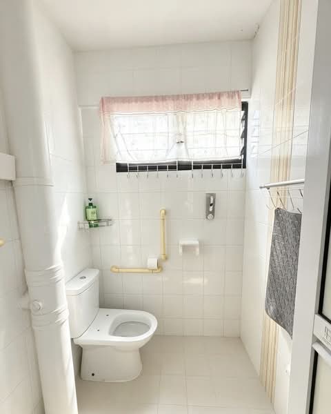 145 Yishun Street 11, 145 Yishun Street 11, 2 Bedrooms, 721 sqft, HDB Flat For Sale, by Cindy Fu 付小姐, 500218410 - Bathroom - PropertyGuru.com.sg