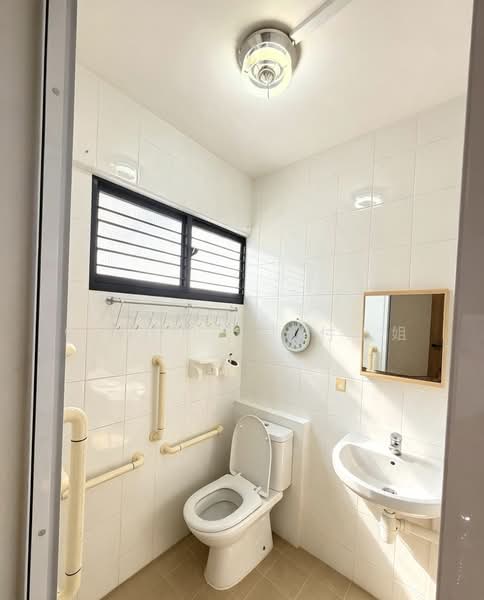 145 Yishun Street 11, 145 Yishun Street 11, 2 Bedrooms, 721 sqft, HDB Flat For Sale, by Cindy Fu 付小姐, 500218410 - Bathroom - PropertyGuru.com.sg