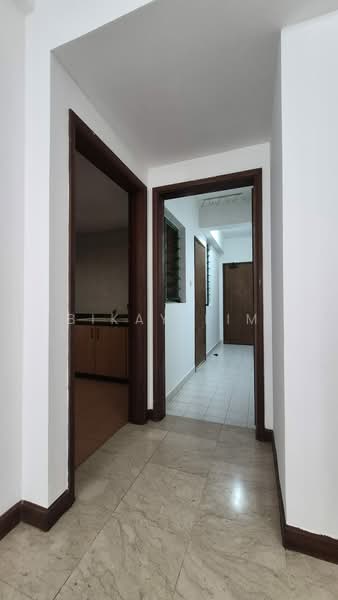 Palm Gardens, 3 Hong San Walk, Dairy Farm / Bukit Panjang / Choa Chu Kang, 3 Bedrooms, 1,206 sqft, Condominium For Sale, by Bikay Lim, 500218426 - Corridor to kitchen and back door - PropertyGuru.com.sg