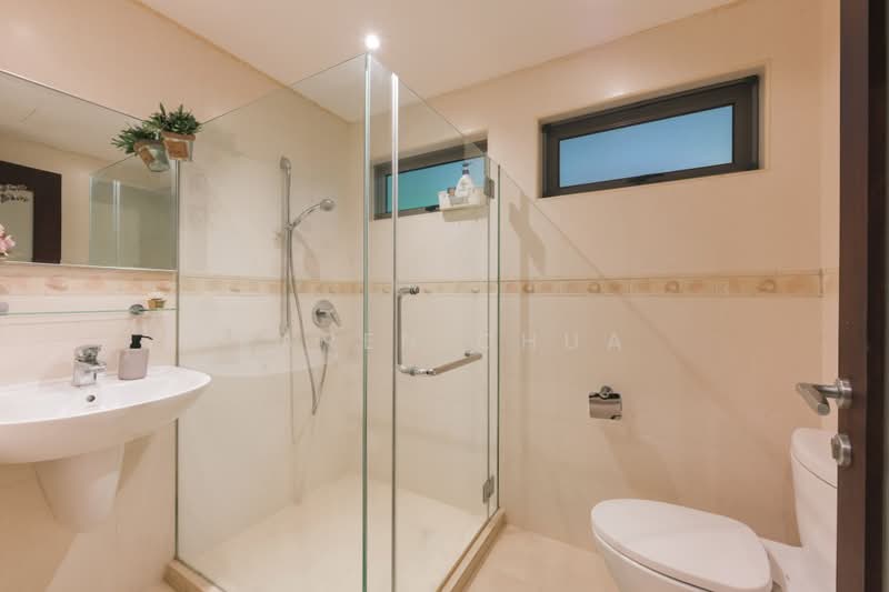 Dunbar Walk, , 6 Bedrooms, 4,500 sqft, Semi-Detached House For Sale, by Karen Chua, 500218434 - Bathroom - PropertyGuru.com.sg