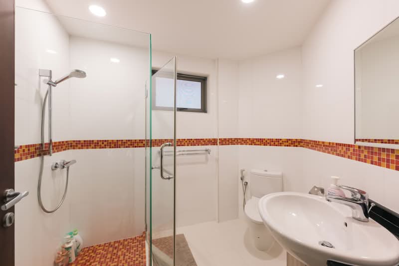 Dunbar Walk, , 6 Bedrooms, 4,500 sqft, Semi-Detached House For Sale, by Karen Chua, 500218434 - Bathroom - PropertyGuru.com.sg