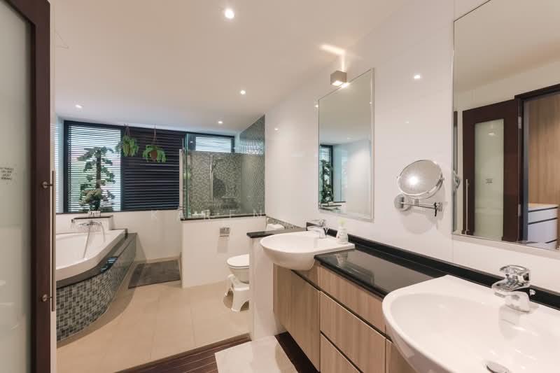 Dunbar Walk, , 6 Bedrooms, 4,500 sqft, Semi-Detached House For Sale, by Karen Chua, 500218434 - Bathroom - PropertyGuru.com.sg