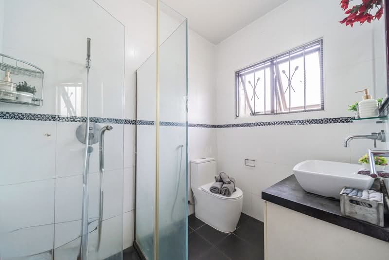 Teacher's Housing Estate, Iqbal Avenue, 3 Bedrooms, 1,195 sqft, Walk-up Apartment For Sale, by Paulynn Tay, 500218435 - Bathroom - PropertyGuru.com.sg