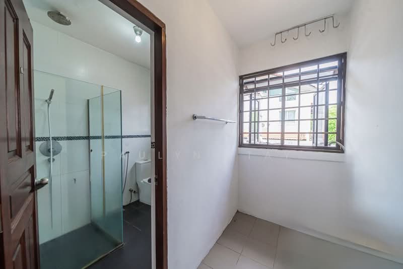 Teacher's Housing Estate, Iqbal Avenue, 3 Bedrooms, 1,195 sqft, Walk-up Apartment For Sale, by Paulynn Tay, 500218435 - Bathroom - PropertyGuru.com.sg