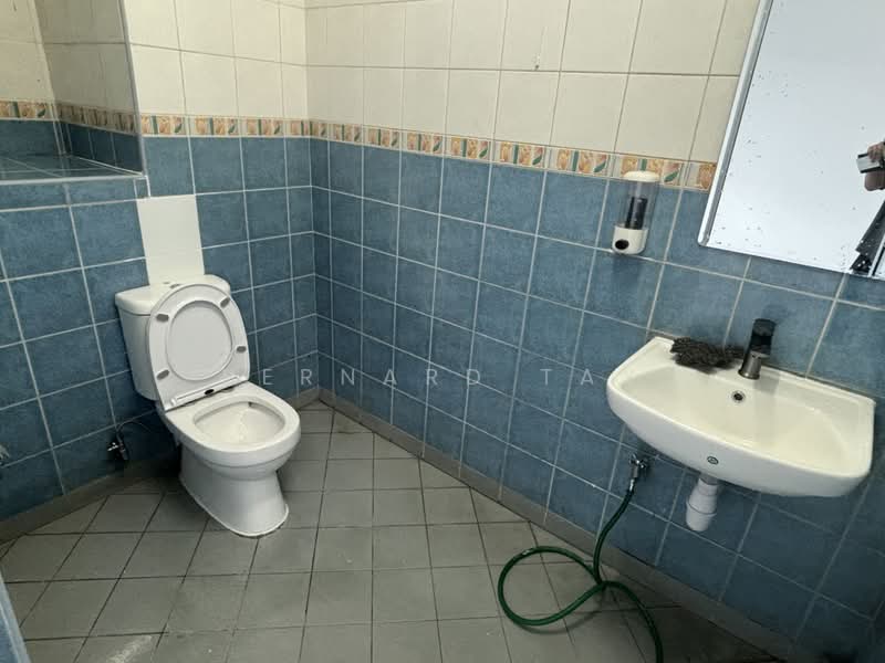 Ubi Centre, 57 Ubi Avenue 1, Eunos / Geylang / Paya Lebar, 2,884 sqft, Light Industrial (B1) For Sale, by Bernard Tay, 500218441 - Bathroom - CommercialGuru.com.sg