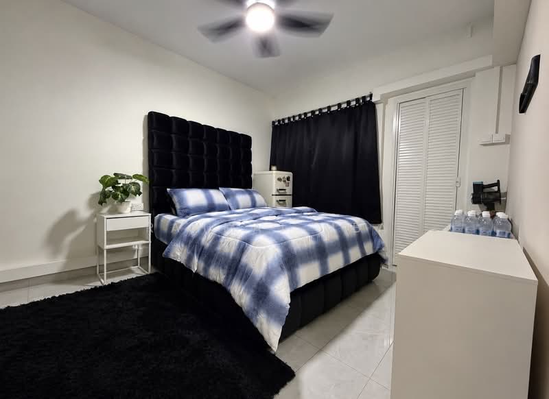 162 Bukit Batok Street 11, 162 Bukit Batok Street 11, 2 Bedrooms, 797 sqft, HDB Flat For Sale, by Rahmat MBA, 500218469 - Master Bedroom - PropertyGuru.com.sg