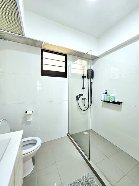 467B Bukit Batok West Avenue 9, 467B Bukit Batok West Avenue 9, 3 Bedrooms, 113 sqft, HDB Flat For Sale, by Raymond Tan, 500218472 - Master Bathroom - PropertyGuru.com.sg