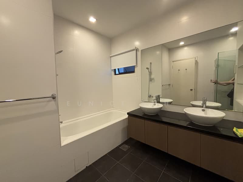 The Arcadia (Arcadia Gardens), 237 Arcadia Road, 4 Bedrooms, 3,810 sqft, Condominium For Rent, by Eunice Toh, 500218482 - Bathroom - PropertyGuru.com.sg