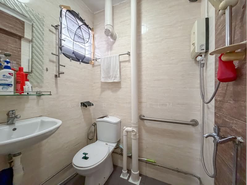96 Geylang Bahru, 96 Geylang Bahru, 2 Bedrooms, 883 sqft, HDB Flat For Sale, by Andrew Lim, 500218496 - Bathroom - PropertyGuru.com.sg