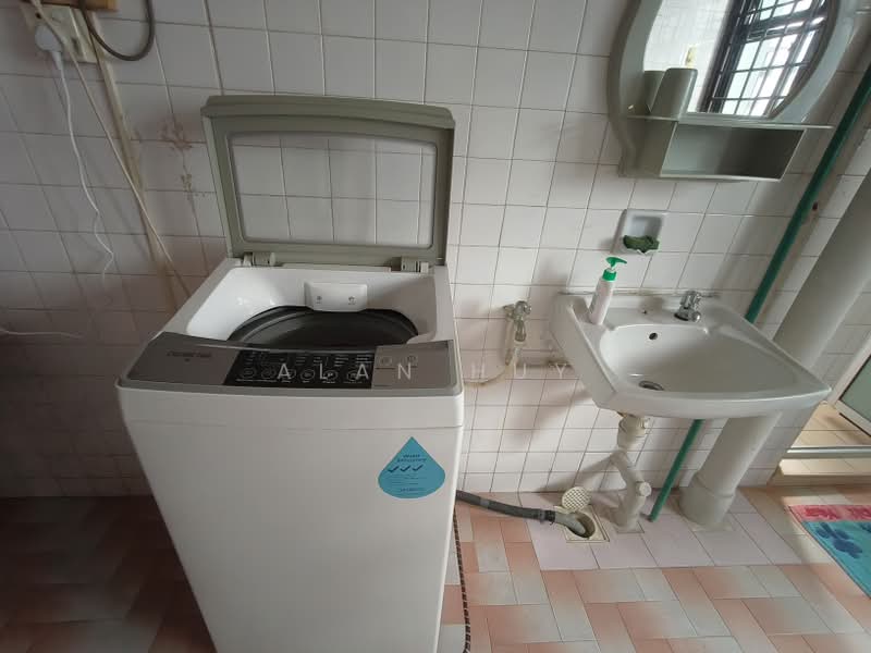 348 Ang Mo Kio Avenue 3, 348 Ang Mo Kio Avenue 3, Room Rental, 200 sqft, HDB Flat For Rent, by Alan Huy, 500218544 - Bathroom - PropertyGuru.com.sg