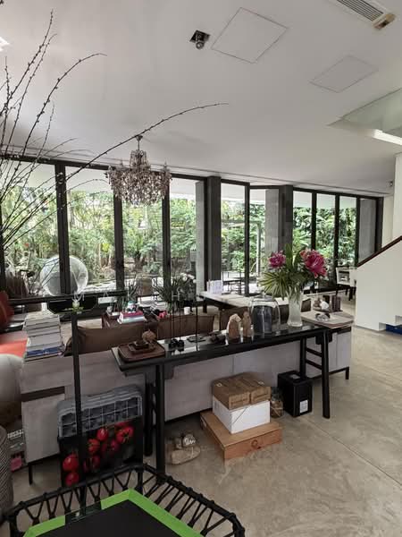 Cul-de-Sac Resort-Style 2.5-Storey Semi-Detached with Private Swimming Pool & Lush Greenery, Watten Estate, 4 Bedrooms, 5,000 sqft, Semi-Detached House For Sale, by Mak Hui Lyn, 500218548 - Living Room - PropertyGuru.com.sg