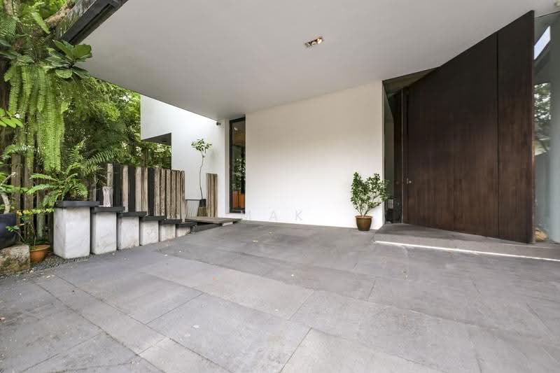 Cul-de-Sac Resort-Style 2.5-Storey Semi-Detached with Private Swimming Pool & Lush Greenery, Watten Estate, Newton / Novena, 4 Bedrooms, 5,000 sqft, Semi-Detached House For Sale, by Mak Hui Lyn, 500218548 - PropertyGuru.com.sg