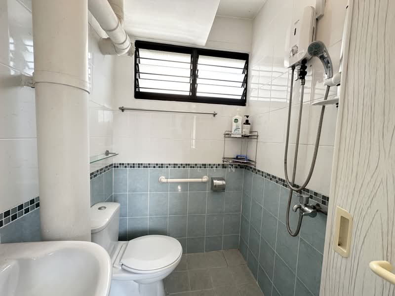 430 Clementi Avenue 3, 430 Clementi Avenue 3, 2 Bedrooms, 721 sqft, HDB Flat For Rent, by Er Lin, 500218617 - Bathroom - PropertyGuru.com.sg