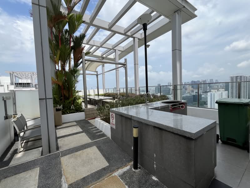 RARE City View' High floor 3bed2bath with 5.5m’s Living & Balcony ceiling height @ Eight Riversuites, , 3 Bedrooms, 1,195 sqft, Condominium For Sale, by Marjorie Teo, 500218667 - roof terrace with BBQ pit - PropertyGuru.com.sg