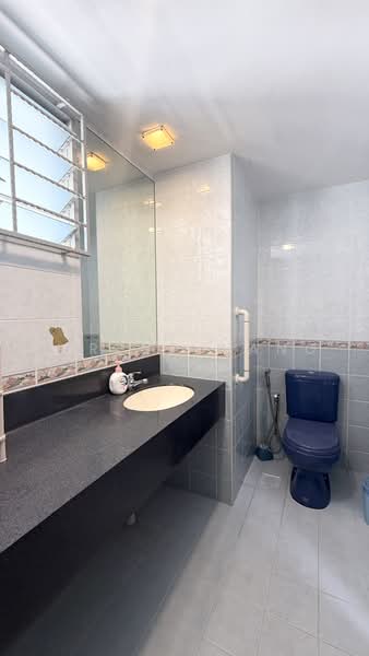 52 Strathmore Avenue, 52 Strathmore Avenue, 3 Bedrooms, 1,184 sqft, HDB Flat For Sale, by Serene Wang, 500218684 - Bathroom - PropertyGuru.com.sg