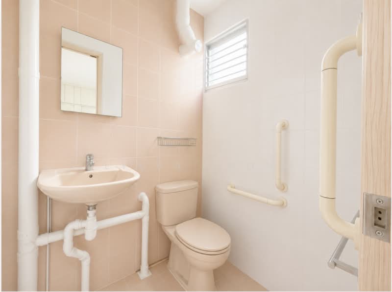 523 Bedok North Street 3, 523 Bedok North Street 3, 3 Bedrooms, 990 sqft, HDB Flat For Sale, by Klyssa Chong, 500218688 - Bathroom - PropertyGuru.com.sg