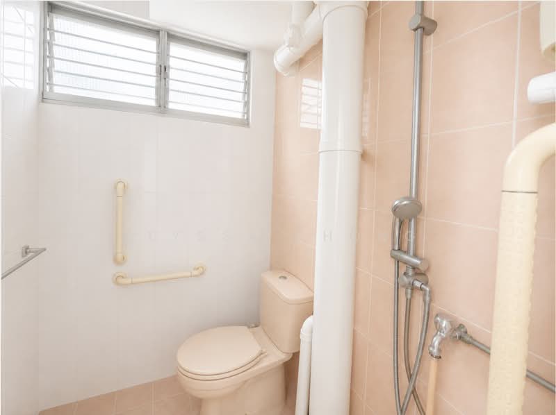 523 Bedok North Street 3, 523 Bedok North Street 3, 3 Bedrooms, 990 sqft, HDB Flat For Sale, by Klyssa Chong, 500218688 - Bathroom - PropertyGuru.com.sg