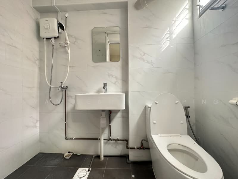 5 Toh Yi Drive, 5 Toh Yi Drive, 3 Bedrooms, 1,119 sqft, HDB Flat For Rent, by Bryan Seah Seng Ping, 500218692 - Bathroom - PropertyGuru.com.sg