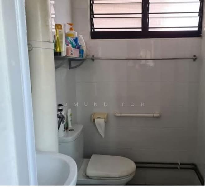 154 Ang Mo Kio Avenue 5, 154 Ang Mo Kio Avenue 5, 2 Bedrooms, 731 sqft, HDB Flat For Rent, by Edmund Toh, 500218737 - Bathroom - PropertyGuru.com.sg
