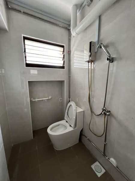 316 Tampines Street 33, 316 Tampines Street 33, 3 Bedrooms, 1,161 sqft, HDB Flat For Rent, by Ben Chiang, 500218746 - Common Bathroom - PropertyGuru.com.sg