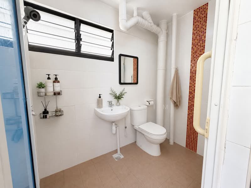 449 Tampines Street 42, 449 Tampines Street 42, 3 Bedrooms, 1,313 sqft, HDB Flat For Sale, by Bjorn Lim, 500218763 - Bathroom - PropertyGuru.com.sg