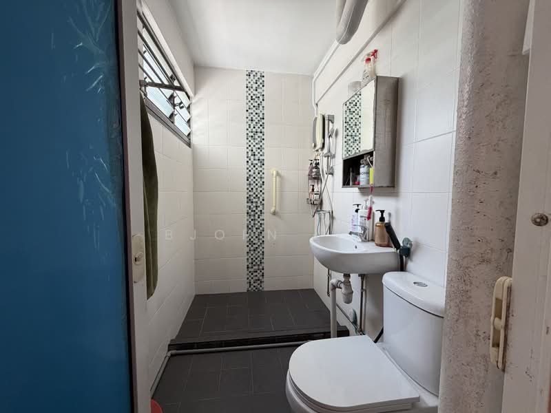 449 Tampines Street 42, 449 Tampines Street 42, 3 Bedrooms, 1,313 sqft, HDB Flat For Sale, by Bjorn Lim, 500218763 - Bathroom - PropertyGuru.com.sg