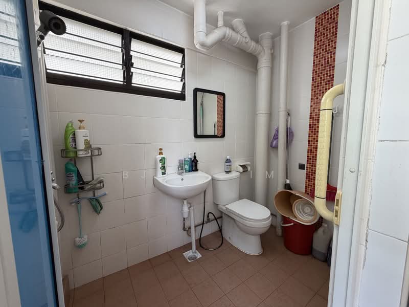 449 Tampines Street 42, 449 Tampines Street 42, 3 Bedrooms, 1,313 sqft, HDB Flat For Sale, by Bjorn Lim, 500218763 - Bathroom - PropertyGuru.com.sg