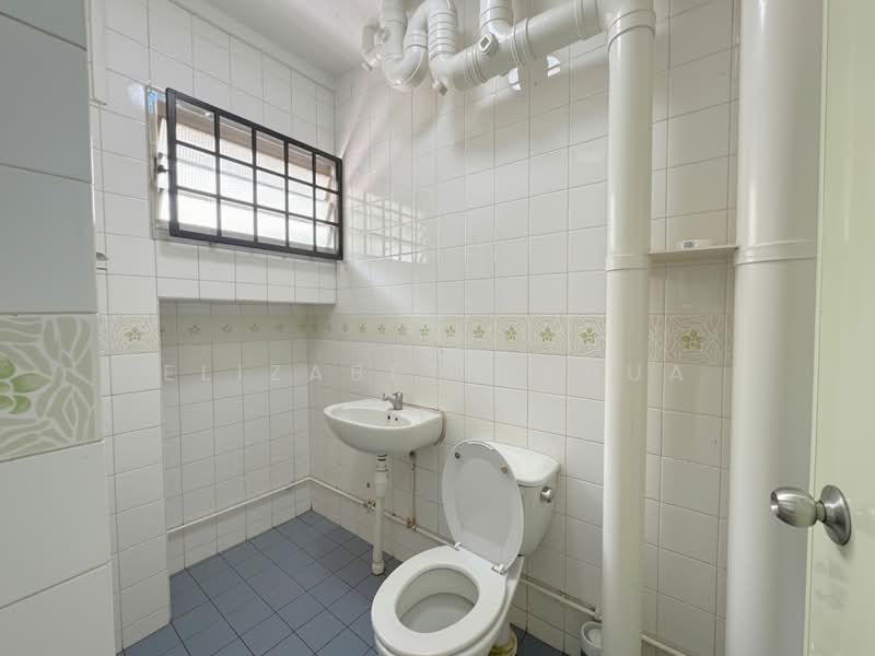 347 Tampines Street 33, 347 Tampines Street 33, 3 Bedrooms, 1,141 sqft, HDB Flat For Sale, by Elizabeth Chua, 500218765 - Bathroom - PropertyGuru.com.sg
