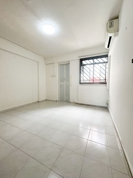 601 Hougang Avenue 4, 601 Hougang Avenue 4, 3 Bedrooms, 904 sqft, HDB Flat For Sale, by Rayne Chua 蔡美慧, 500218773 - Master bedroom with toilet - PropertyGuru.com.sg