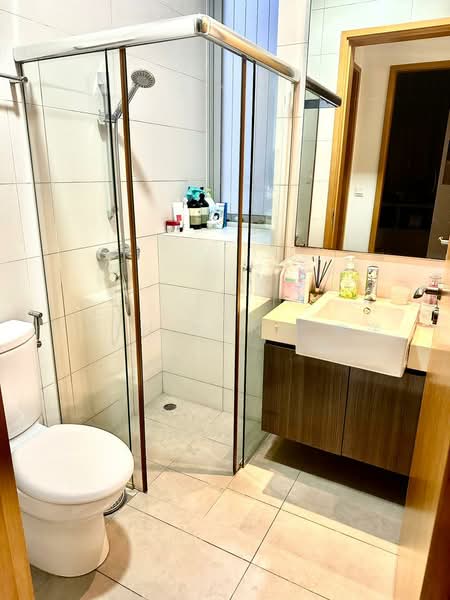 Duplex Penthouse Within 1KM of Raffles Girls Primary & Nanyang Primary School!, , 3 Bedrooms, 1,367 sqft, Condominium For Sale, by Chen Yang 陈洋, 500218783 - Bathroom - PropertyGuru.com.sg
