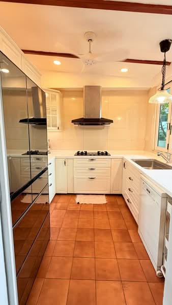 Pasir Ris Beach Park, Pasir Ris Heights, 5 Bedrooms, 2,537 sqft, Terraced House For Rent, by Alphonsus Pereira, 500218799 - Kitchen - PropertyGuru.com.sg
