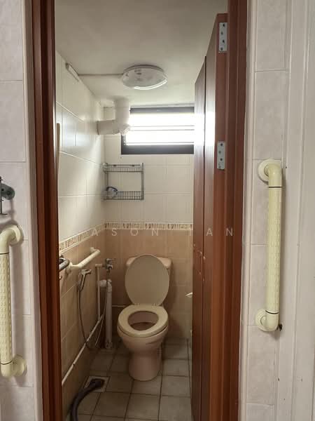2 Jalan Bukit Merah, 2 Jalan Bukit Merah, 2 Bedrooms, 786 sqft, HDB Flat For Sale, by Jason Tan, 500218812 - Bathroom - PropertyGuru.com.sg