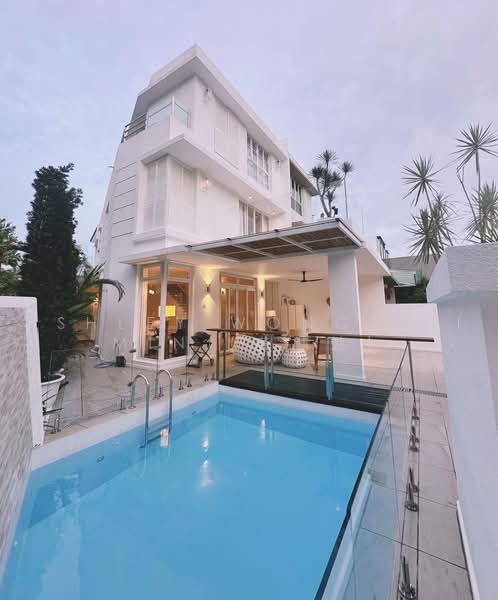 GOOD DEAL! Reno 3 Storey Semi-D @ French Colonial styled semi D / Kovan Estate / Kovan MRT, Highland Close Highland Walk Kovan MRT Jansen Close Highland Road Hillside Drive Kovan Road, 4 Bedrooms, 4,500 sqft, Semi-Detached House For Sale, by Ashley Wong Hui Min (黄鏸慜), 500218823 - Exterior - PropertyGuru.com.sg