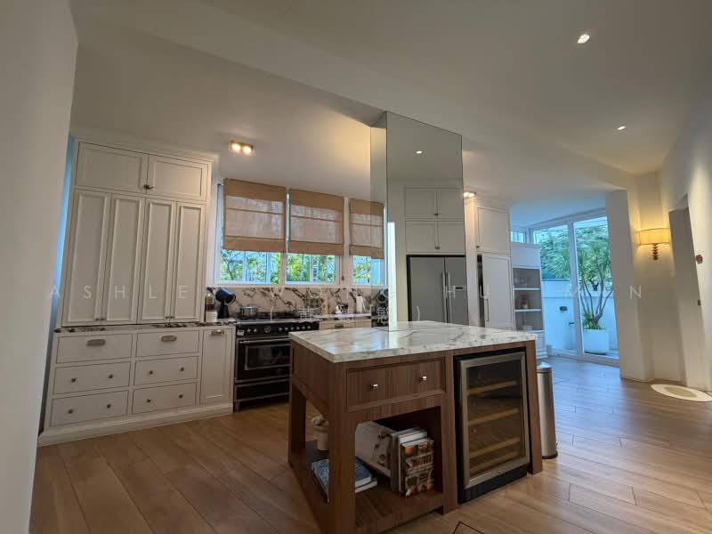GOOD DEAL! Reno 3 Storey Semi-D @ French Colonial styled semi D / Kovan Estate / Kovan MRT, Highland Close Highland Walk Kovan MRT Jansen Close Highland Road Hillside Drive Kovan Road, 4 Bedrooms, 4,500 sqft, Semi-Detached House For Sale, by Ashley Wong Hui Min (黄鏸慜), 500218823 - Kitchen - PropertyGuru.com.sg
