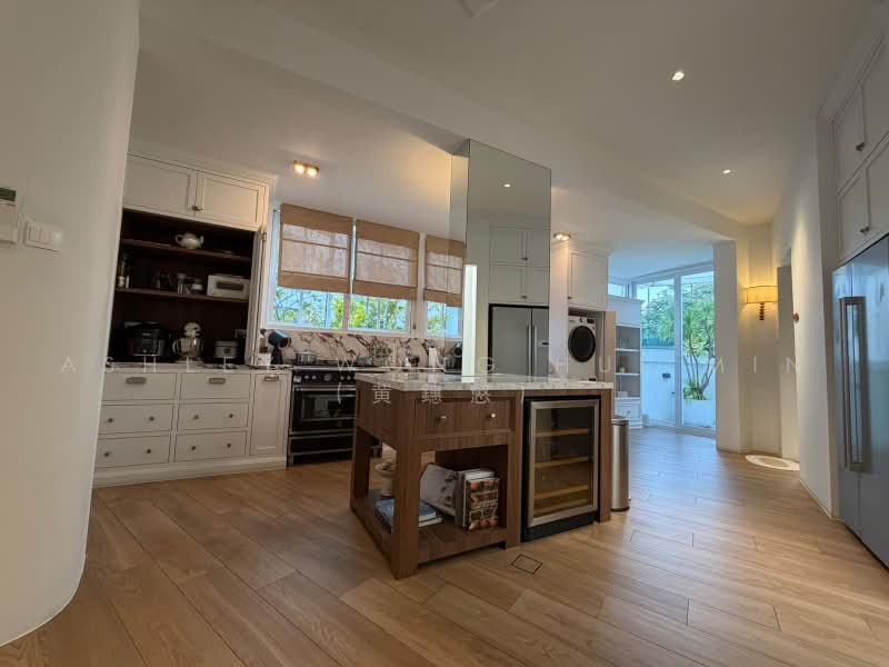 GOOD DEAL! Reno 3 Storey Semi-D @ French Colonial styled semi D / Kovan Estate / Kovan MRT, Highland Close Highland Walk Kovan MRT Jansen Close Highland Road Hillside Drive Kovan Road, 4 Bedrooms, 4,500 sqft, Semi-Detached House For Sale, by Ashley Wong Hui Min (黄鏸慜), 500218823 - Kitchen - PropertyGuru.com.sg