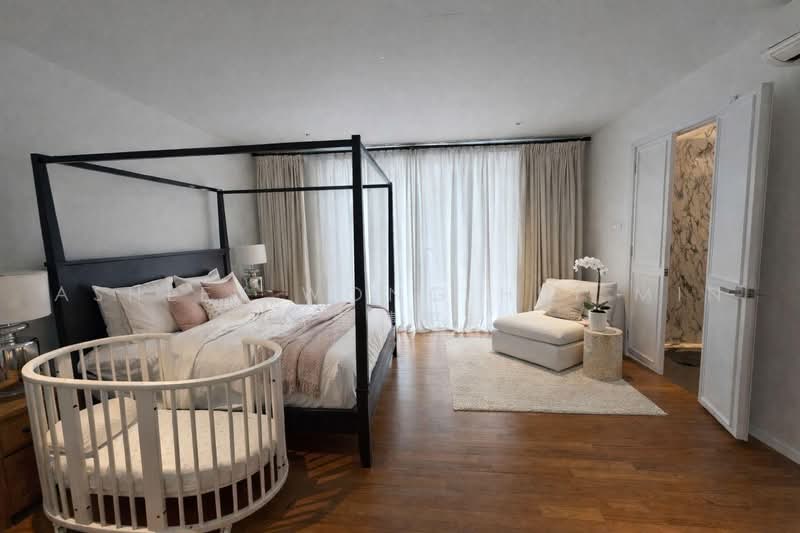 GOOD DEAL! Reno 3 Storey Semi-D @ French Colonial styled semi D / Kovan Estate / Kovan MRT, Highland Close Highland Walk Kovan MRT Jansen Close Highland Road Hillside Drive Kovan Road, 4 Bedrooms, 4,500 sqft, Semi-Detached House For Sale, by Ashley Wong Hui Min (黄鏸慜), 500218823 - Bedroom - PropertyGuru.com.sg