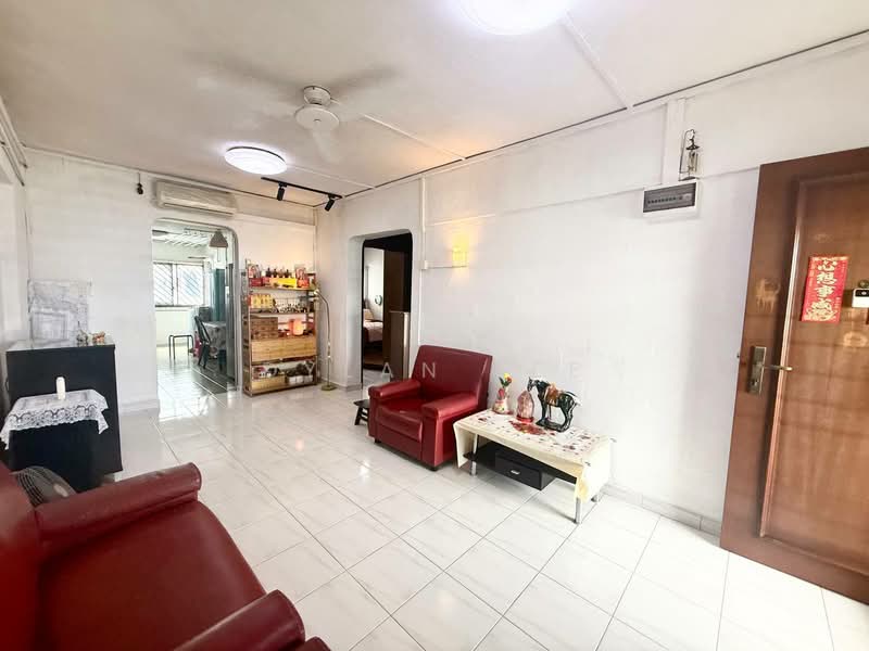 212 Ang Mo Kio Avenue 3, 212 Ang Mo Kio Avenue 3, 2 Bedrooms, 721 sqft, HDB Flat For Sale, by Dylan Lee, 500218874 - Living Room - PropertyGuru.com.sg