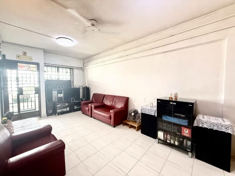 212 Ang Mo Kio Avenue 3, 212 Ang Mo Kio Avenue 3, 2 Bedrooms, 721 sqft, HDB Flat For Sale, by Dylan Lee, 500218874 - Living Room - PropertyGuru.com.sg